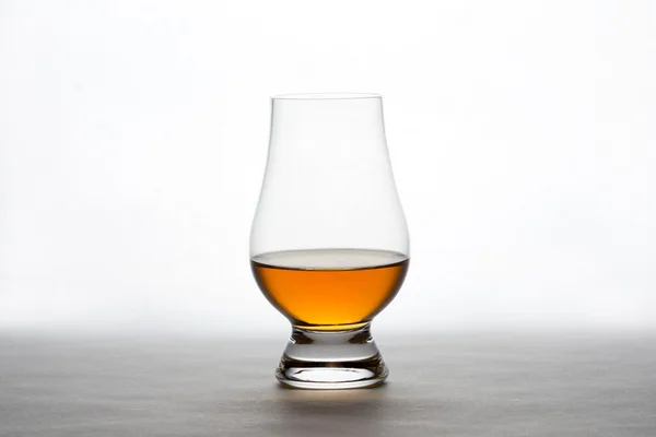 Whisky v krystalu degustační sklo — Stock fotografie