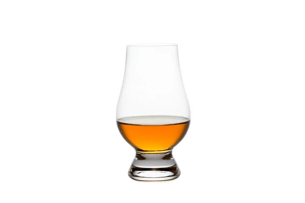 Whisky aislado en un vaso de cata de cristal — Foto de Stock