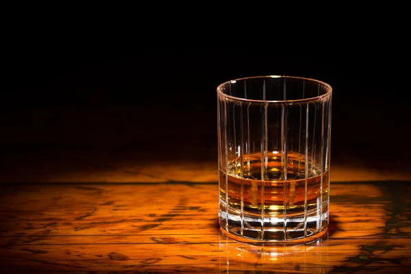 Whisky e madeira no holofote — Fotografia de Stock