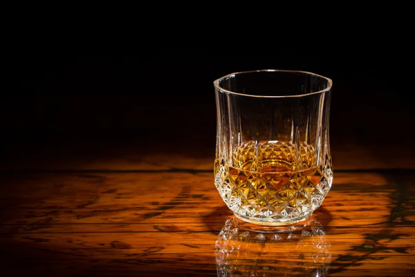 Whisky e madeira no holofote — Fotografia de Stock