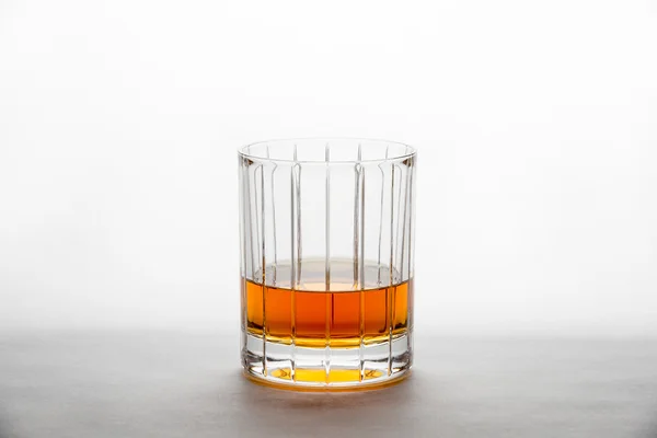 Whisky em um vidro de corte reto — Fotografia de Stock