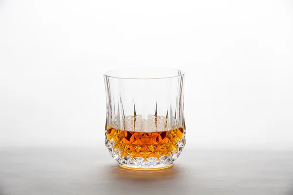 Whisky em um copo de corte de diamante — Fotografia de Stock