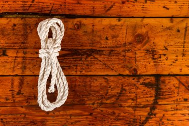 Son derece dokulu ahşap üzerine beyaz ip