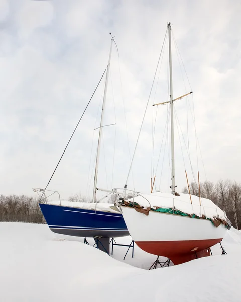 Zwei Segelboote im Winter — Stockfoto