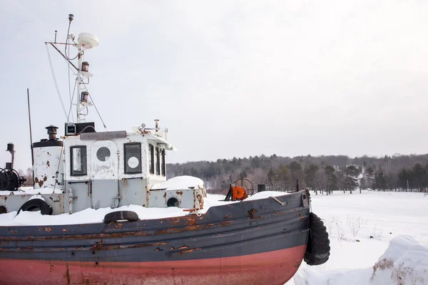 老拖船船与副本空间冬季 — 图库照片