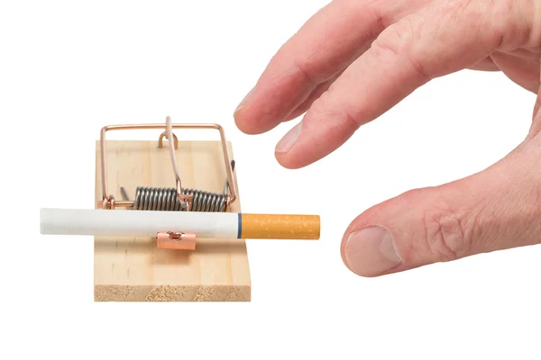 쥐 덫에 담배에 도달 하는 손 — 스톡 사진