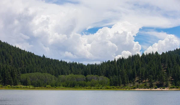 Lake Tahoe - Wolkenlandschaft mit Kopierraum — Stockfoto