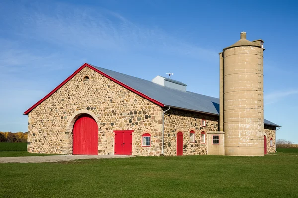 Retro Stone Barn with Bright Red Doors — Stock Photo, Image