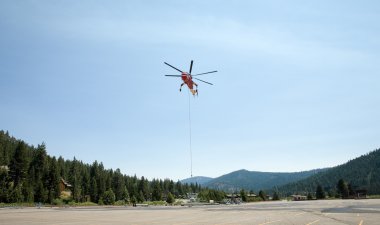 Vurgulama endüstriyel helikopter veya gökyüzü vinç