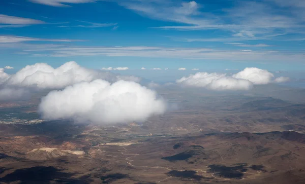 青い空、白い雲、そして砂漠の空気から見た床 ストックフォト