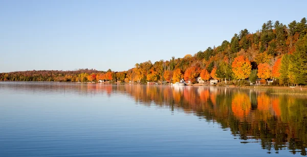 Colores de otoño reflejados en un lago tranquilo — Foto de Stock