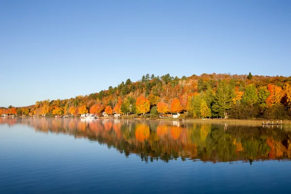 穏やかな湖に秋の色が反映されます。 — ストック写真