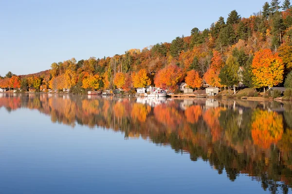 Herbstfarben spiegeln sich in einem ruhigen See — Stockfoto
