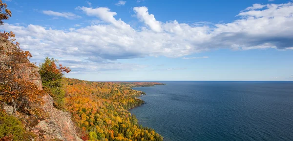 Panorama de colorido lago superior costa con cielo dramático —  Fotos de Stock