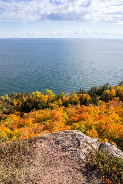 Denize bakan Cliff üzerinde duran