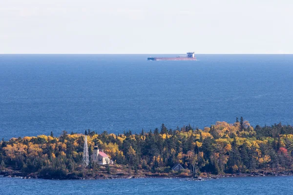 Great Lakes Oar Boat Passing Behind a Lighthouse — Stock Photo, Image