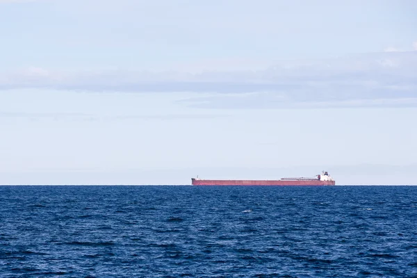 Great Lakes Freighter with Low Horizon — Stock Photo, Image