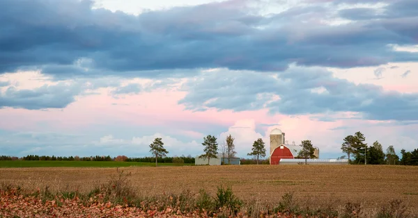 Familia granja escena con dramático cielo en crepúsculo —  Fotos de Stock