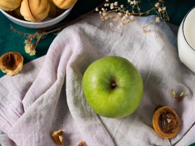 Koyu arka plan üzerinde yeşil elma