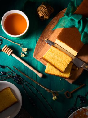 Karanlık sünger kek natürmort