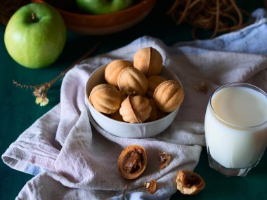 Karanlık pasta natürmort