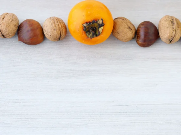 Fundo pastel cinza com frutas da queda — Fotografia de Stock