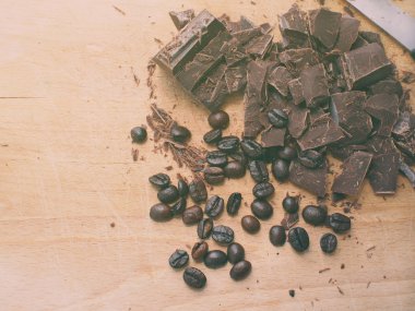 Çikolata ve kahve fasulye Ahşap doğrama tahtası üzerinde