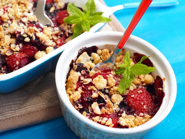 Crumble with oats, strawberries and berries — Stock Photo, Image