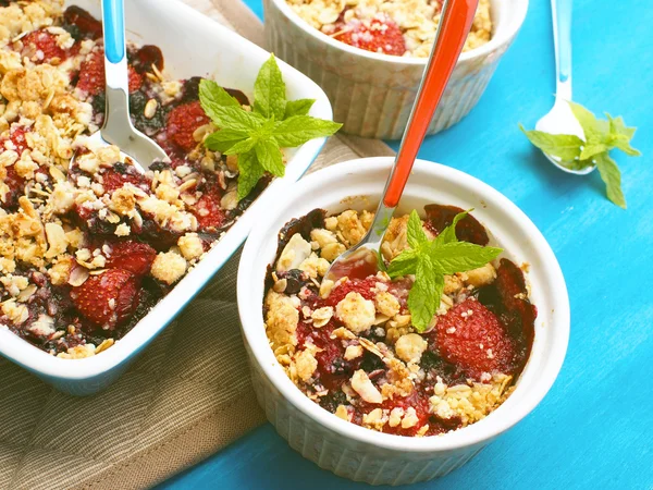 Crumble with oats, strawberries and berries — Stock Photo, Image