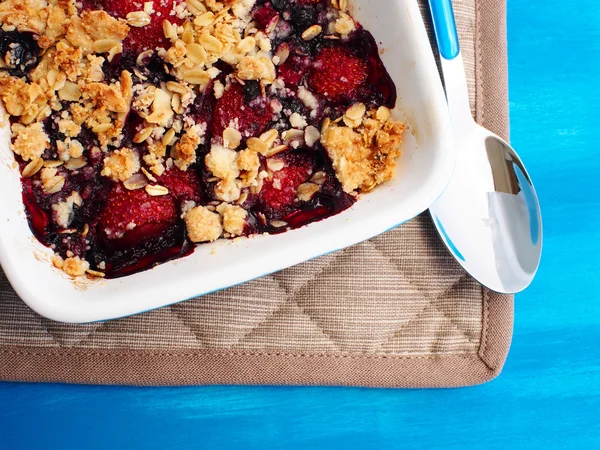 Crumble with oats, strawberries and berries — Stock Photo, Image