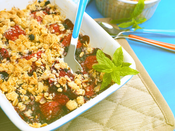 Crumble with oats, strawberries and berries