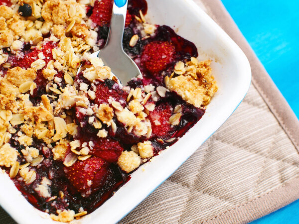 Crumble with strawberries and berries