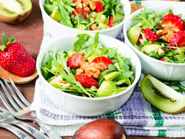 Çilek ve ceviz ile Avokado salatası