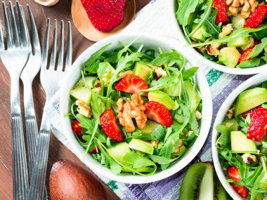Çilek ve ceviz ile Avokado salatası