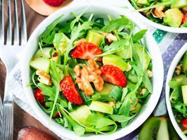 Çilek ve ceviz ile Avokado salatası