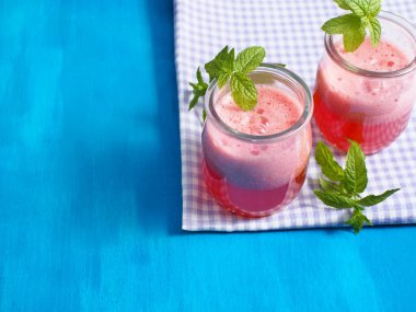 Çilek ve karpuz suyu