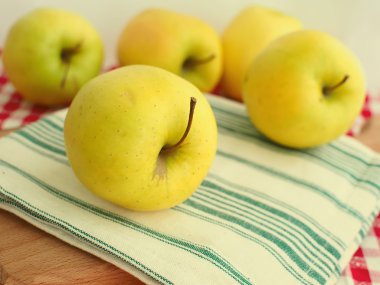Peçete üzerinde sarı elmalar