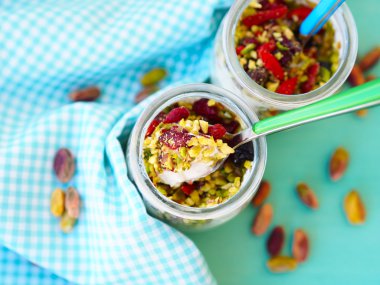 Goji meyveleri ve fıstık fındık ile yoğurt