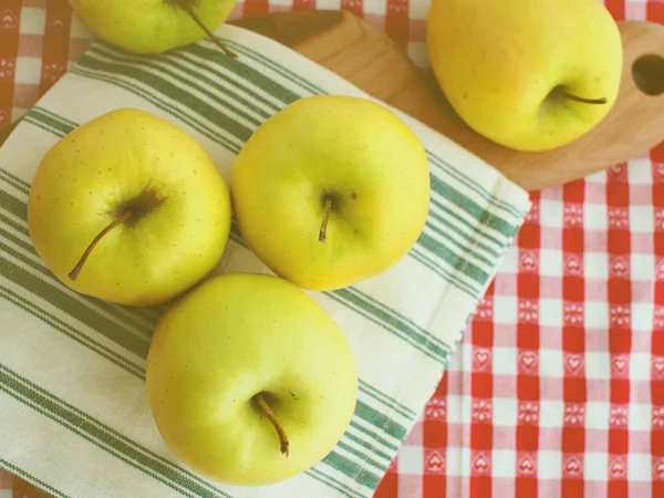 在餐巾纸上黄色的苹果 — 图库照片