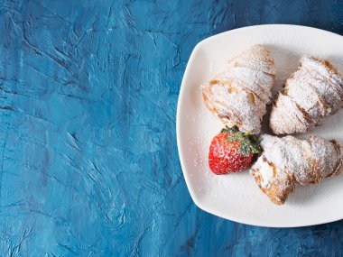 Krema şeker ile ay çöreği