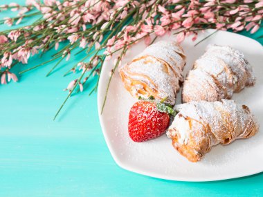 Krema şeker ile ay çöreği