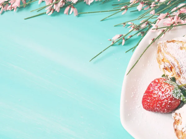 Kruvasan ile yeşil pastel renkli