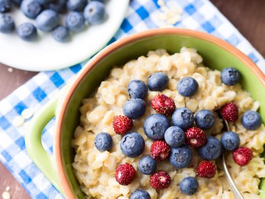 Çilekli yulaf lapası.