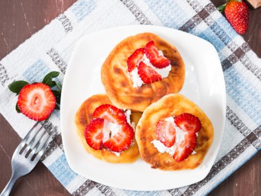 Sabah kahvaltı süzme peynir krep ile