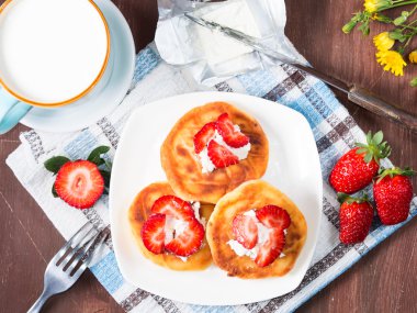 Sabah kahvaltı süzme peynir krep ile