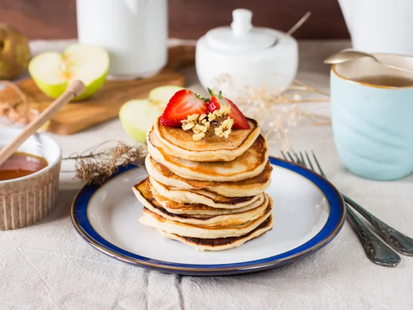 Petit déjeuner matinal avec crêpes — Photo