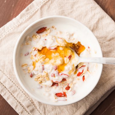 Güler yüzlü kase yoğurt, çilek ve ballı