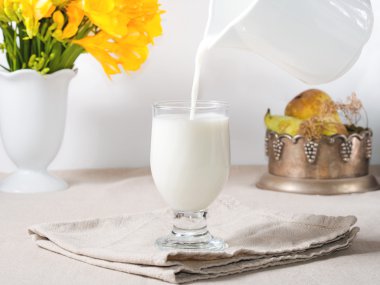 Bir bardağa süt dök.