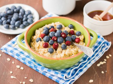 Çilekli yulaf lapası.