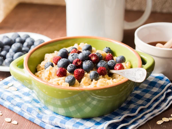 Oatmeal porridge with berries — Stock Photo, Image